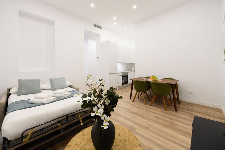 Elegante sala de estar con mobiliario moderno en un apartamento en Building Calle de San Bernardo - for-you-rentals - 1264367 - MAD en Centro, Madrid