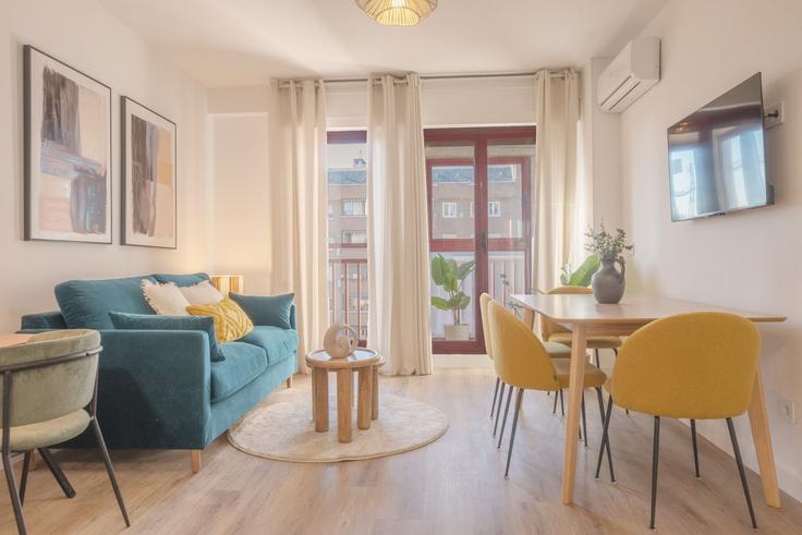 Salle de séjour élégante avec mobilier moderne dans un appartement à Building Calle de La Hiruela - for-you-rentals - 1264348 - MAD à Fuencarral-El Pardo, Madrid
