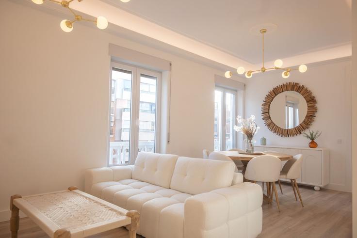 Elegante sala de estar con mobiliario moderno en un apartamento en Building Calle del Alcalde Sainz de Baranda - for-you-rentals - 1264388 - MAD en Retiro, Madrid Elegante sala de estar con mobiliario moderno en un apartamento en Building Calle del Alcalde Sainz de Baranda - for-you-rentals - 1264388 - MAD en Retiro, Madrid