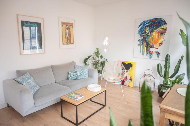 Salle de séjour élégante avec mobilier moderne dans un appartement à Building Calle de la Primavera - for-you-rentals - 1264398 - MAD à Centro, Madrid Salle de séjour élégante avec mobilier moderne dans un appartement à Building Calle de la Primavera - for-you-rentals - 1264398 - MAD à Centro, Madrid