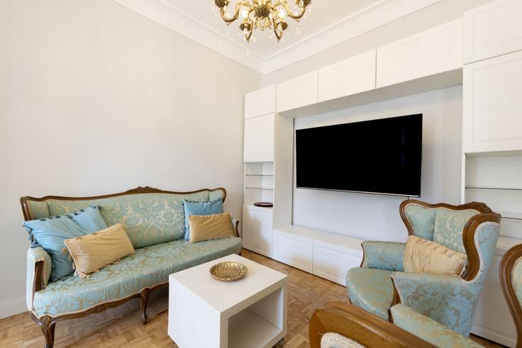 Elegante sala de estar con mobiliario moderno en un apartamento en Building Calle de Toledo - for-you-rentals - 1264430 - MAD en Centro, Madrid