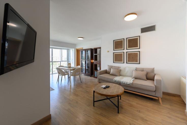 Salle de séjour élégante avec mobilier moderne dans un appartement à Building Calle Virgen de la Paz - for-you-rentals - 1264464 - MAD à Ciudad Lineal, Madrid