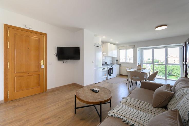 Elegante sala de estar con mobiliario moderno en un apartamento en Building Calle Virgen de la Paz - for-you-rentals - 1264464 - MAD en Ciudad Lineal, Madrid Elegante sala de estar con mobiliario moderno en un apartamento en Building Calle Virgen de la Paz - for-you-rentals - 1264464 - MAD en Ciudad Lineal, Madrid