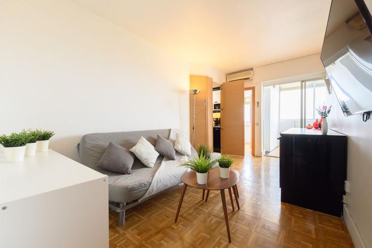 Madrid TetuánのBuilding Calle de Pleyades - for-you-rentals - 1264492 - MADのアパートメントにある、モダンな家具を備えたエレガントなデザインのリビングルーム Madrid TetuánのBuilding Calle de Pleyades - for-you-rentals - 1264492 - MADのアパートメントにある、モダンな家具を備えたエレガントなデザインのリビングルーム