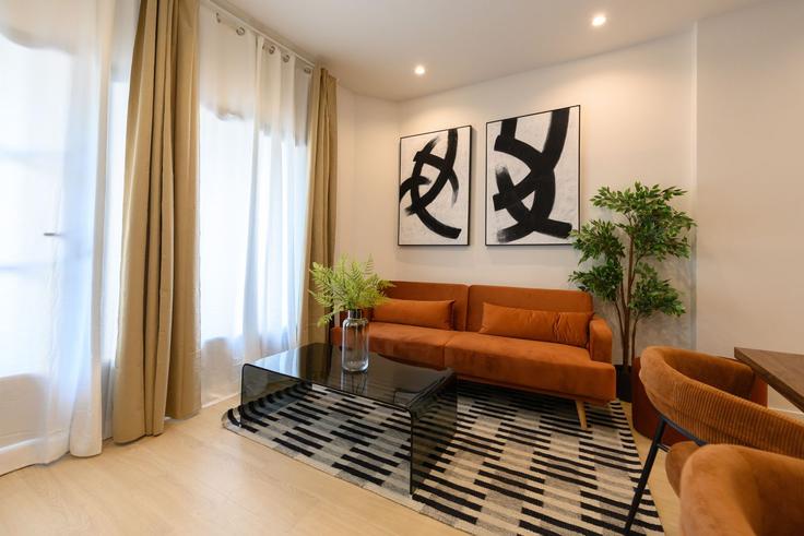Madrid CentroのBuilding Calle del Águila - for-you-rentals - 1297004 - MADのアパートメントにある、モダンな家具を備えたエレガントなデザインのリビングルーム Madrid CentroのBuilding Calle del Águila - for-you-rentals - 1297004 - MADのアパートメントにある、モダンな家具を備えたエレガントなデザインのリビングルーム