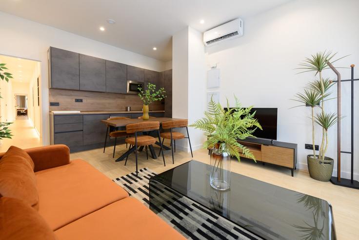 Elegante sala de estar con mobiliario moderno en un apartamento en Building Calle del Águila - for-you-rentals - 1297004 - MAD en Centro, Madrid