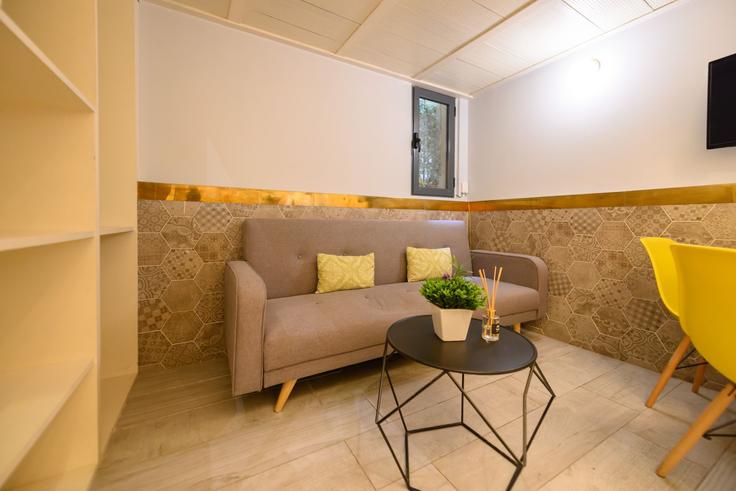 Building Calle de Lope de Vega - for-you-rentals - 1297002 - MAD adresindeki bir dairede modern mobilyalarla zarif bir şekilde tasarlanmış oturma odası Centro, Madrid