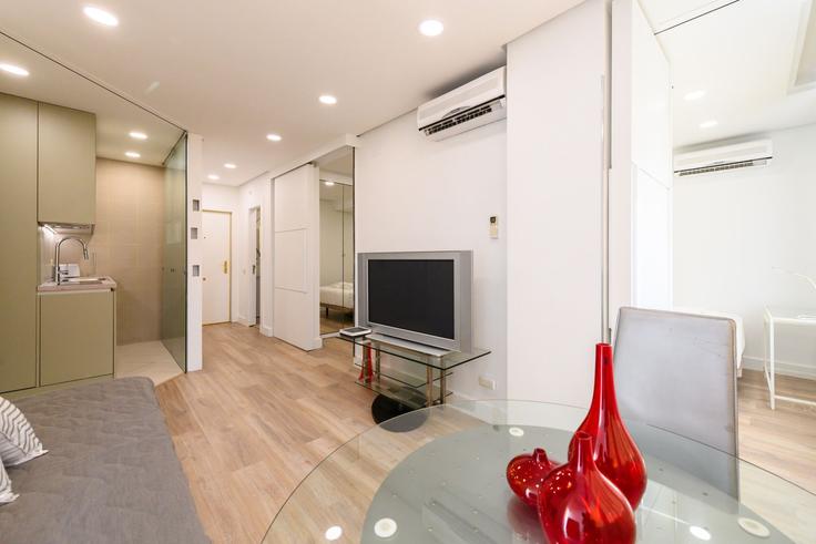 Building Calle de Orense - for-you-rentals - 1297005 - MAD adresindeki bir dairede modern mobilyalarla zarif bir şekilde tasarlanmış oturma odası Tetuán, Madrid Building Calle de Orense - for-you-rentals - 1297005 - MAD adresindeki bir dairede modern mobilyalarla zarif bir şekilde tasarlanmış oturma odası Tetuán, Madrid