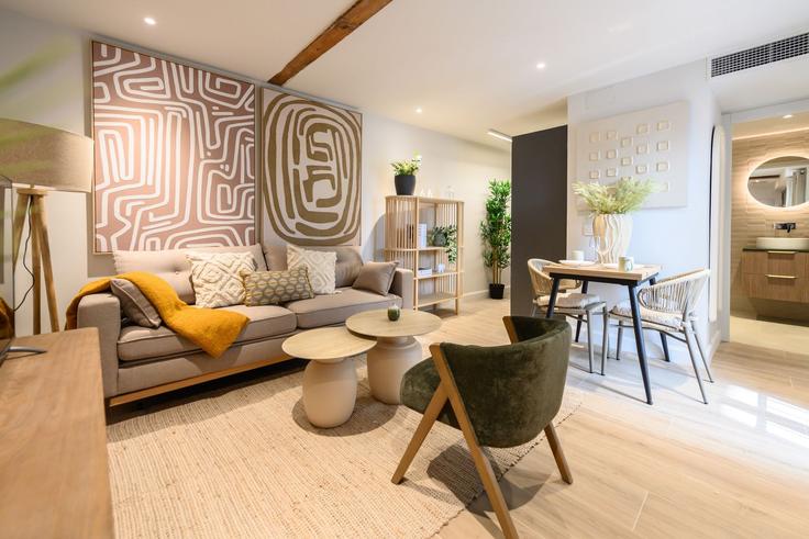 Elegante sala de estar con mobiliario moderno en un apartamento en Building Calle de la Encomienda - for-you-rentals - 1297003 - MAD en Centro, Madrid