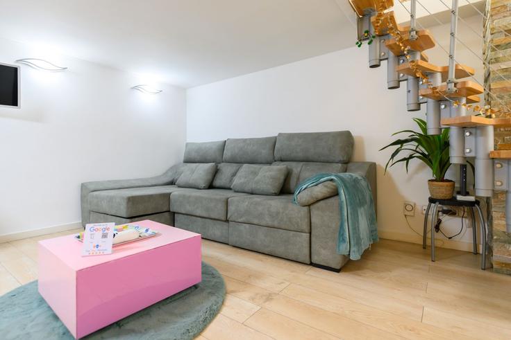 Madrid CentroのBuilding Calle de Hortaleza - for-you-rentals - 1309759 - MADのアパートメントにある、モダンな家具を備えたエレガントなデザインのリビングルーム Madrid CentroのBuilding Calle de Hortaleza - for-you-rentals - 1309759 - MADのアパートメントにある、モダンな家具を備えたエレガントなデザインのリビングルーム