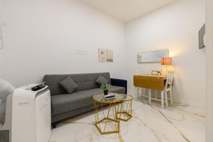 Elegantly designed living room with modern furnishings in an apartment at Building Calle del Ave María - for-you-rentals - 1319929 in Centro, Madrid Elegantly designed living room with modern furnishings in an apartment at Building Calle del Ave María - for-you-rentals - 1319929 in Centro, Madrid