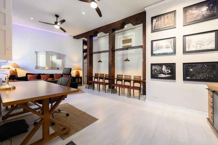 Sala de estar elegantemente projetada com móveis modernos em um apartamento no Building Plaza de Alamillo - for-you-rentals - 1324602 em Centro, Madrid