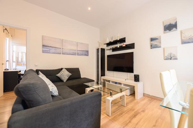 Sala de estar elegantemente projetada com móveis modernos em um apartamento no Building Calle de Cartagena - for-you-rentals - 1339766 em Chamartín, Madrid