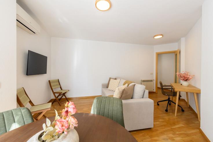 Madrid UseraのBuilding Calle Horizón - for-you-rentals - 1377365のアパートメントにある、モダンな家具を備えたエレガントなデザインのリビングルーム