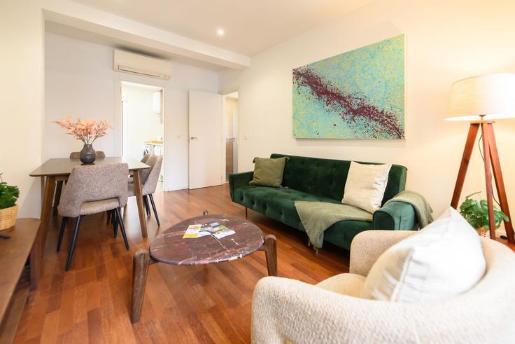 Building Calle de Marcelino Álvarez - for-you-rentals - 1346917 adresindeki bir dairede modern mobilyalarla zarif bir şekilde tasarlanmış oturma odası Ciudad Lineal, Madrid