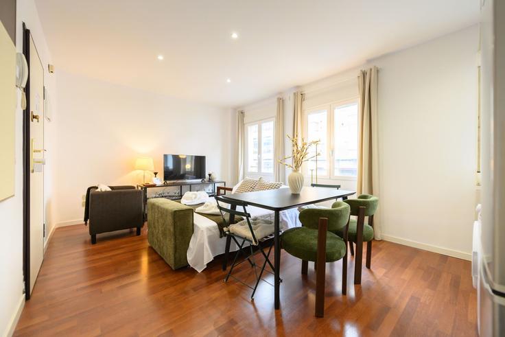 Building Calle de Marcelino Álvarez - for-you-rentals - 1346916 adresindeki bir dairede modern mobilyalarla zarif bir şekilde tasarlanmış oturma odası Ciudad Lineal, Madrid