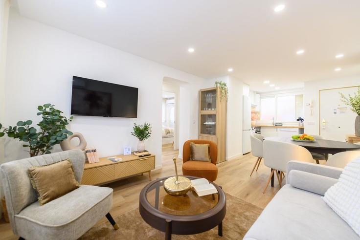 Building Calle de Gerardo Cordón - for-you-rentals - 1353494 adresindeki bir dairede modern mobilyalarla zarif bir şekilde tasarlanmış oturma odası Ciudad Lineal, Madrid