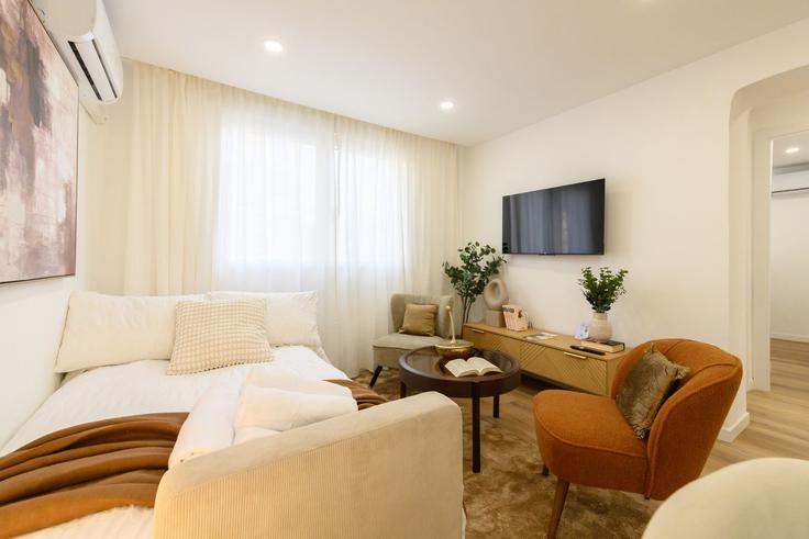 Building Calle de Gerardo Cordón - for-you-rentals - 1353494 adresindeki bir dairede modern mobilyalarla zarif bir şekilde tasarlanmış oturma odası Ciudad Lineal, Madrid