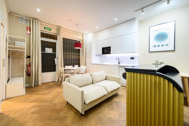 Sala de estar elegantemente projetada com móveis modernos em um apartamento no Building Calle de Núñez de Arce - for-you-rentals - 1356621 em Centro, Madrid