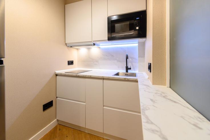 Building Calle de Núñez de Arce - for-you-rentals - 1356622 adresindeki lüks bir dairede en üst düzey ekipmanlara sahip işlevsel ve şık mutfak Centro, Madrid