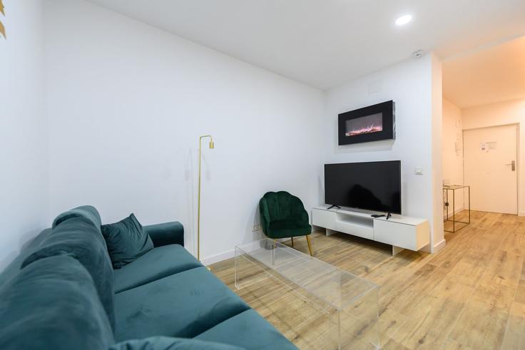 Sala de estar elegantemente projetada com móveis modernos em um apartamento no Building Calle San Cosme y San Damián - for-you-rentals - 1363981 em Centro, Madrid
