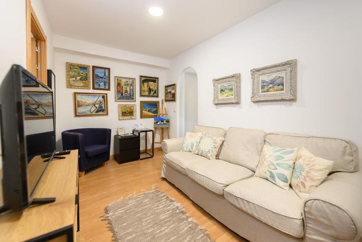 Salle de séjour élégante avec mobilier moderne dans un appartement à Building Calle de Benidorm - for-you-rentals - 1372940 à Ciudad Lineal, Madrid Salle de séjour élégante avec mobilier moderne dans un appartement à Building Calle de Benidorm - for-you-rentals - 1372940 à Ciudad Lineal, Madrid