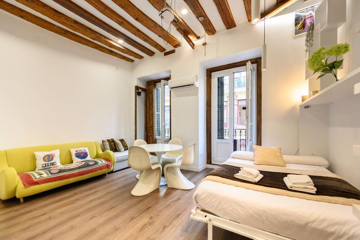Sala de estar elegantemente projetada com móveis modernos em um apartamento no Building Calle de Hortaleza - for-you-rentals - 1437743 em Centro, Madrid