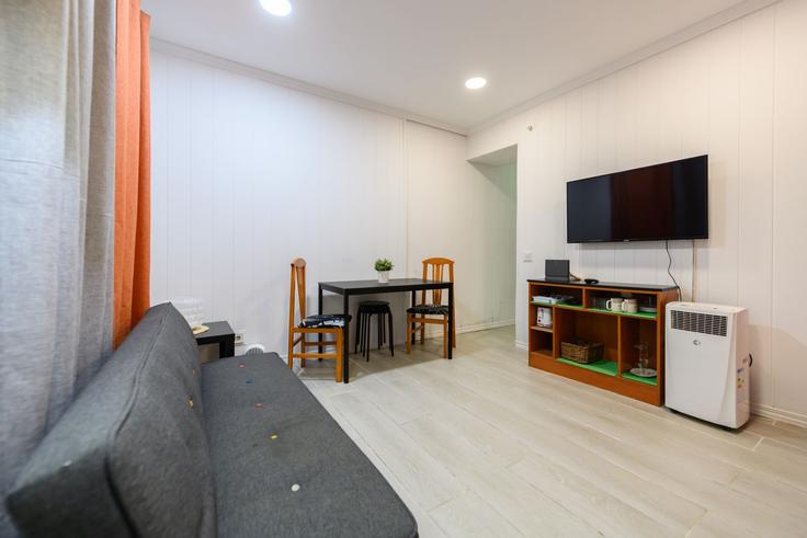 Madrid CentroのBuilding Calle de Pelayo - for-you-rentals - 1537679のアパートメントにある、モダンな家具を備えたエレガントなデザインのリビングルーム