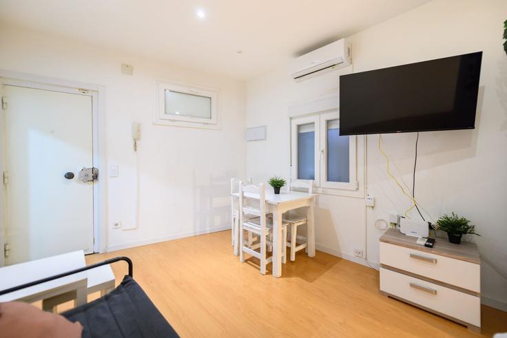 Sala de estar elegantemente projetada com móveis modernos em um apartamento no Building Calle del Espíritu Santo - for-you-rentals - 1467011 em Centro, Madrid