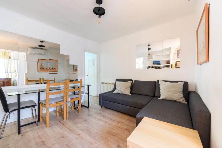 Elegante sala de estar con mobiliario moderno en un apartamento en Building Calle Porthos - for-you-rentals - 1437749 en Latina, Madrid