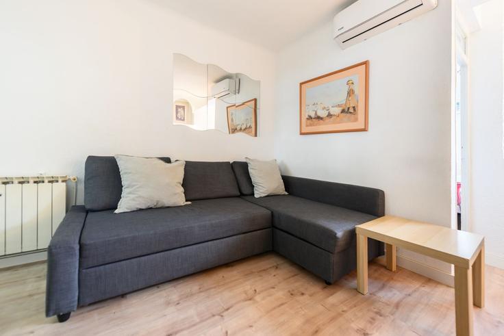 Sala de estar elegantemente projetada com móveis modernos em um apartamento no Building Calle Porthos - for-you-rentals - 1437749 em Latina, Madrid