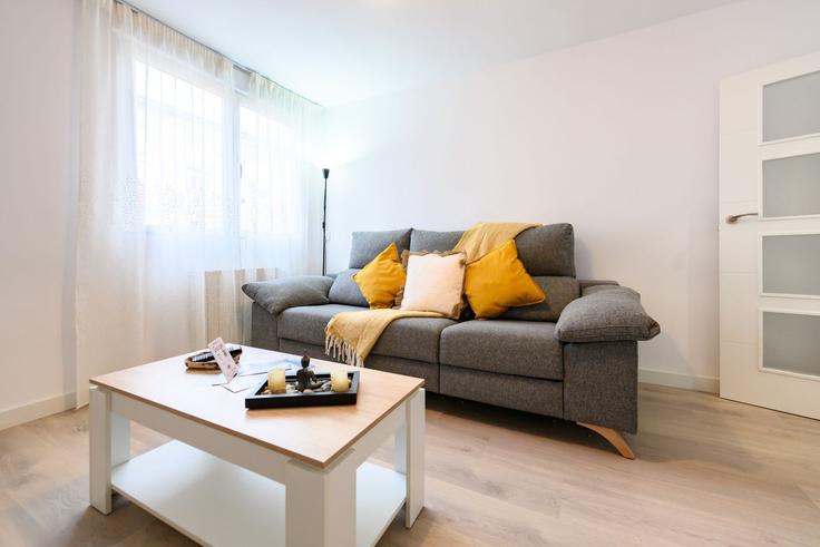 Elegant gestaltetes Wohnzimmer mit moderner Einrichtung in einer Wohnung im Building Calle de Ángel Múgica - for-you-rentals - 1467012 in Valverde, Madrid