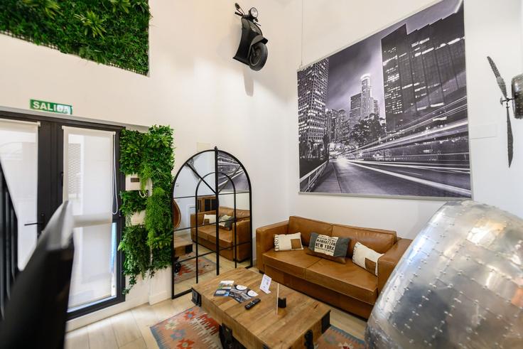 Sala de estar elegantemente projetada com móveis modernos em um apartamento no Building Calle de Algemesí - for-you-rentals - 1461779 em Barajas, Madrid