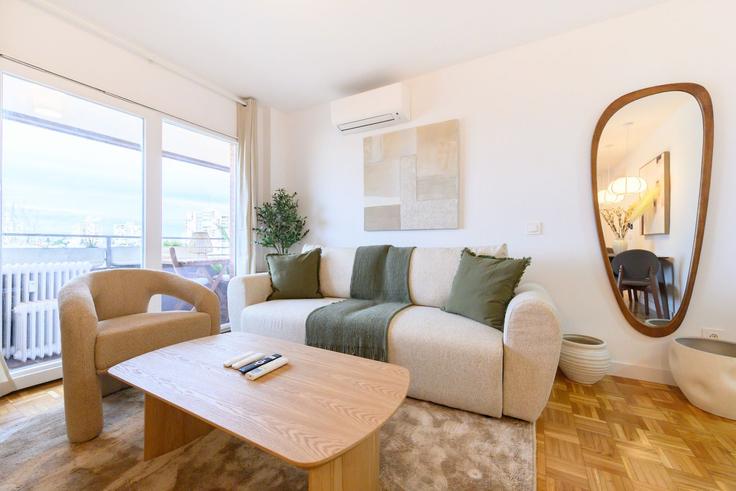 Elegant gestaltetes Wohnzimmer mit moderner Einrichtung in einer Wohnung im Building Calle del Moscatelar - for-you-rentals - 1470075 in Hortaleza, Madrid