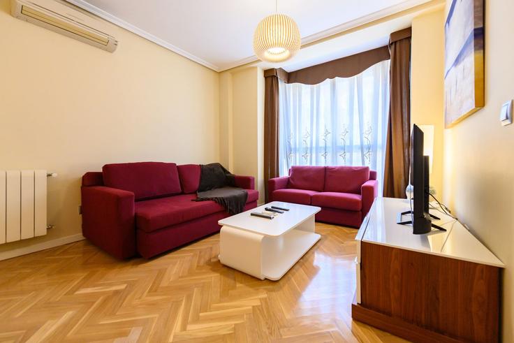 Salle de séjour élégante avec mobilier moderne dans un appartement à Building Calle de Tampico - for-you-rentals - 1537687 à San Blas, Madrid Salle de séjour élégante avec mobilier moderne dans un appartement à Building Calle de Tampico - for-you-rentals - 1537687 à San Blas, Madrid