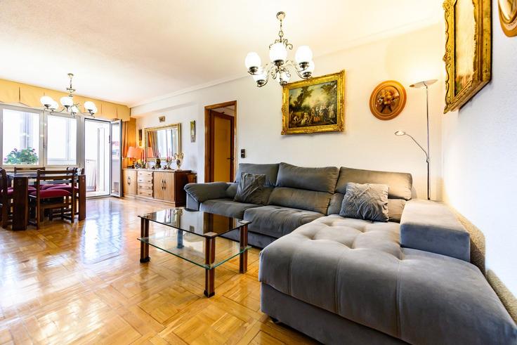 Elegante sala de estar con mobiliario moderno en un apartamento en Building Calle de Santa Virgilia - for-you-rentals - 1537688 en Hortaleza, Madrid