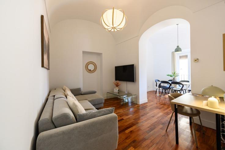 Madrid CentroのBuilding Calle de Toledo - for-you-rentals - 1497695のアパートメントにある、モダンな家具を備えたエレガントなデザインのリビングルーム
