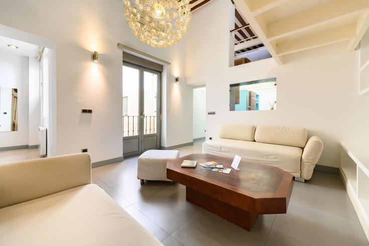 Sala de estar elegantemente projetada com móveis modernos em um apartamento no Building Calle del Espíritu Santo - for-you-rentals - 1515898 em Centro, Madrid