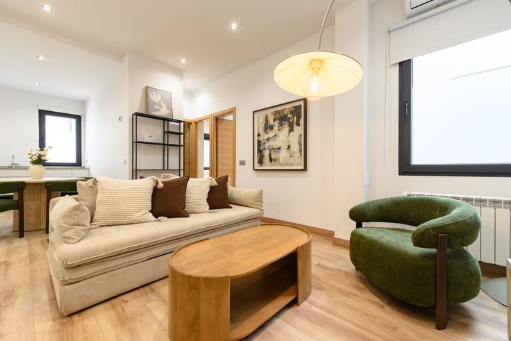 Elegant gestaltetes Wohnzimmer mit moderner Einrichtung in einer Wohnung im Building Calle del Duque de Sesto - for-you-rentals - 1521476 in Salamanca, Madrid