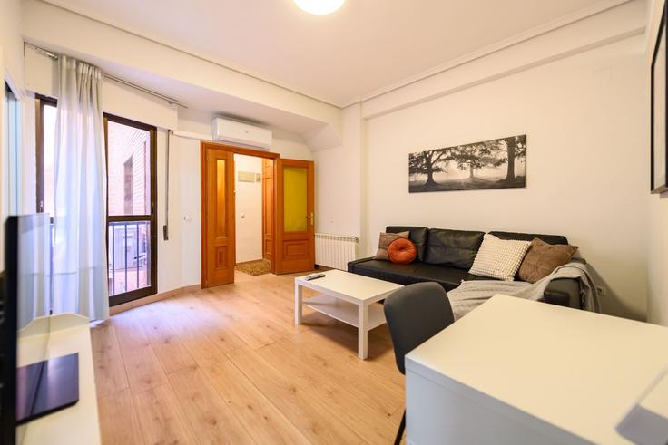 Sala de estar elegantemente projetada com móveis modernos em um apartamento no Building Calle de la Aduana - for-you-rentals - 1521892 em Centro, Madrid Sala de estar elegantemente projetada com móveis modernos em um apartamento no Building Calle de la Aduana - for-you-rentals - 1521892 em Centro, Madrid