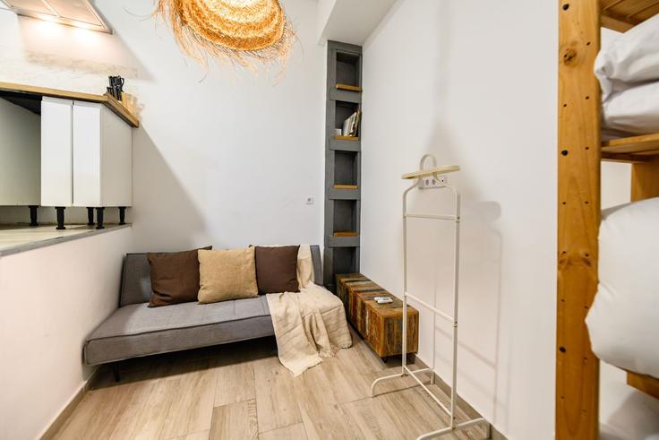 Sala de estar elegantemente projetada com móveis modernos em um apartamento no Building Calle de Tetuán - for-you-rentals - 1538758 em Centro, Madrid Sala de estar elegantemente projetada com móveis modernos em um apartamento no Building Calle de Tetuán - for-you-rentals - 1538758 em Centro, Madrid