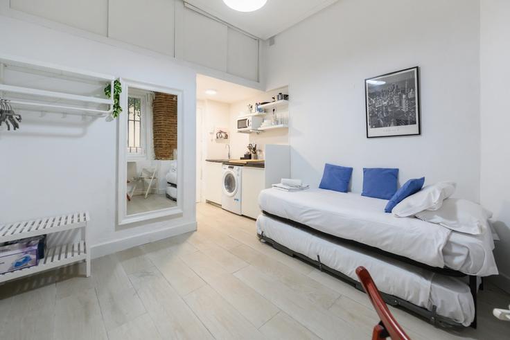 Sala de estar elegantemente projetada com móveis modernos em um apartamento no Building Calle de Pizarro - for-you-rentals - 1437750 em Centro, Madrid