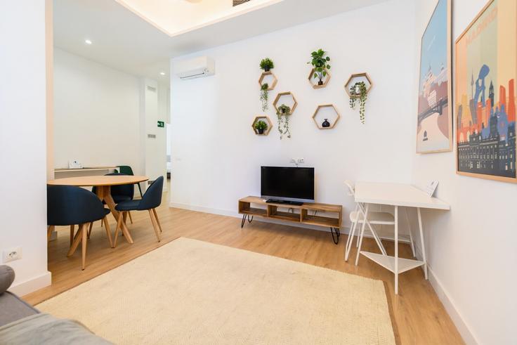 Salle de séjour élégante avec mobilier moderne dans un appartement à Building Calle de Luis Cernuda - for-you-rentals - 1390192 à Ciudad Lineal, Madrid