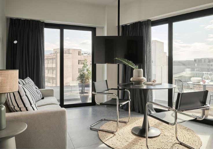 Salle de séjour élégante avec mobilier moderne dans un appartement à Building Dekeleon - fos-by-naia - 1514931 à Central Athens, Athens
