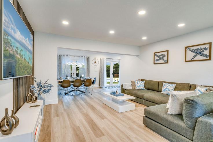 Elegante sala de estar con mobiliario moderno en un apartamento en Building Southwest 14th Court - foxstays-llc - 1475651 en Fort Lauderdale, Fort Lauderdale