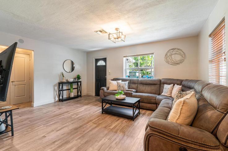 Building Southwest 30th Street - foxstays-llc - 1475656 adresindeki bir dairede modern mobilyalarla zarif bir şekilde tasarlanmış oturma odası Fort Lauderdale, Fort Lauderdale Building Southwest 30th Street - foxstays-llc - 1475656 adresindeki bir dairede modern mobilyalarla zarif bir şekilde tasarlanmış oturma odası Fort Lauderdale, Fort Lauderdale