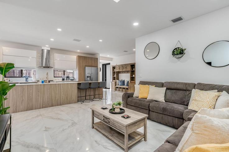 Elegante sala de estar con mobiliario moderno en un apartamento en Building Southwest 14th Court - foxstays-llc - 1475644 en Fort Lauderdale, Fort Lauderdale
