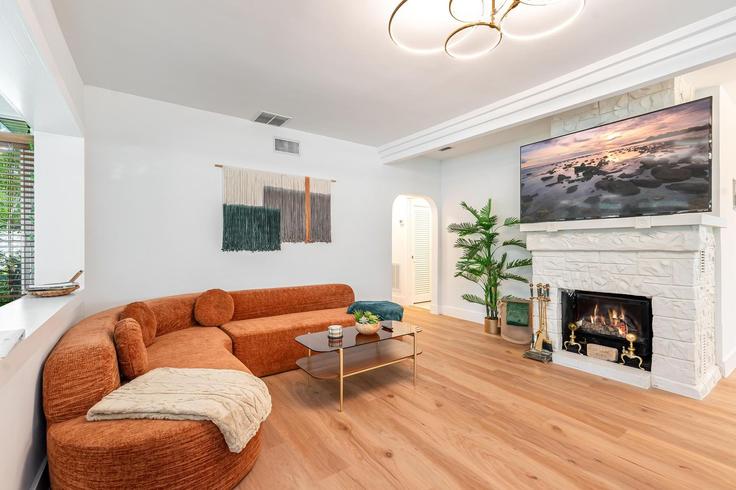 Building Northeast 14th Avenue - foxstays-llc - 1475647 adresindeki bir dairede modern mobilyalarla zarif bir şekilde tasarlanmış oturma odası Fort Lauderdale, Fort Lauderdale Building Northeast 14th Avenue - foxstays-llc - 1475647 adresindeki bir dairede modern mobilyalarla zarif bir şekilde tasarlanmış oturma odası Fort Lauderdale, Fort Lauderdale