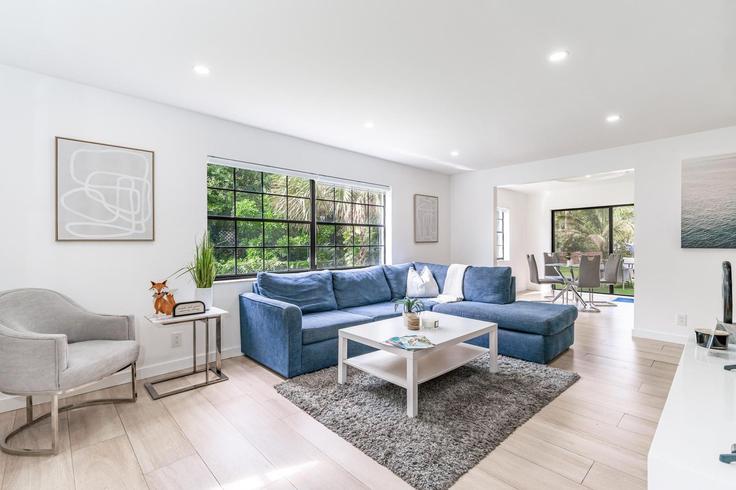 Elegante sala de estar con mobiliario moderno en un apartamento en Building Southwest 14th Court - foxstays-llc - 1475657 en Fort Lauderdale, Fort Lauderdale