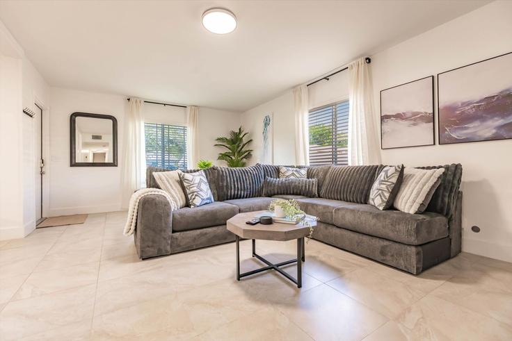 Elegante sala de estar con mobiliario moderno en un apartamento en Building Southwest 14th Court - foxstays-llc - 1475646 en Fort Lauderdale, Fort Lauderdale